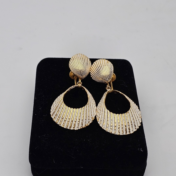 Vintage Screwback Gold Tone White Paint Stacked Sea Shell Drop Earrings - Picture 4 of 12